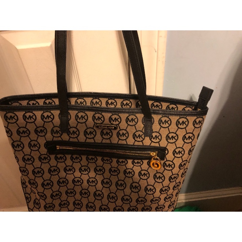 Michael Kors 100% authentic shoulder bag